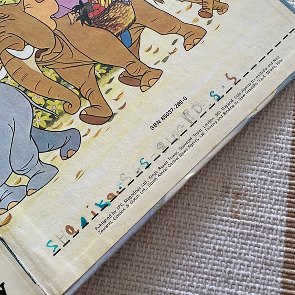 Walt Disney: Disneyland Annual 1977 Hardcover book - Used - Picture 7 of 8